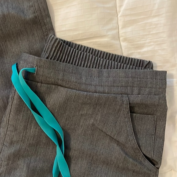 Figs Yola Skinny Straight Leg Regular Small - Picture 4 of 6